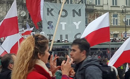 Warszawa, Marsz Niepodległości - Obywatele RP z rozwiniętym transparentem "Konstytucja" na trasie pr