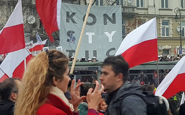 Warszawa, Marsz Niepodległości - Obywatele RP z rozwiniętym transparentem "Konstytucja" na trasie pr