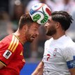 MŚ 2026, Belgia-Iran. Brandon Mechele i Alireza Jahanbakhsh w walce o piłkę
