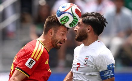 MŚ 2026, Belgia-Iran. Brandon Mechele i Alireza Jahanbakhsh w walce o piłkę