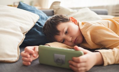 Czy ekran pomaga uspokoić dziecko? Badanie wskazuje, że odpowiedź nie jest jednoznaczna