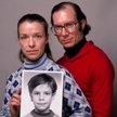 Rodzice Etana Patza, Julie i Stanley Patz, pozują z fotografią swojego syna. Zdjęcie z 1985 r.