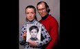 Rodzice Etana Patza, Julie i Stanley Patz, pozują z fotografią swojego syna. Zdjęcie z 1985 r.