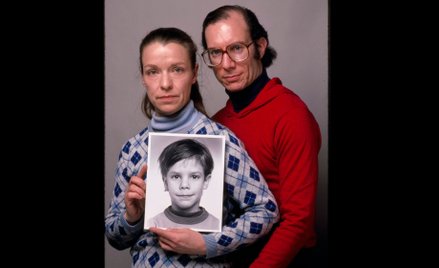Rodzice Etana Patza, Julie i Stanley Patz, pozują z fotografią swojego syna. Zdjęcie z 1985 r.