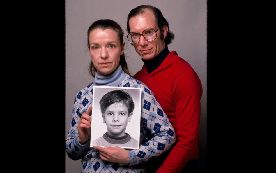 Rodzice Etana Patza, Julie i Stanley Patz, pozują z fotografią swojego syna. Zdjęcie z 1985 r.