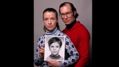 Rodzice Etana Patza, Julie i Stanley Patz, pozują z fotografią swojego syna. Zdjęcie z 1985 r.