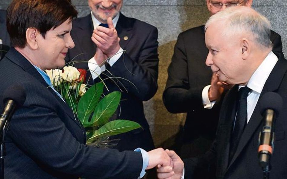 PiS nawet porażki przedstawia jako sukces (na zdjęciu premier Beata Szydło, Antoni Macierewicz, Stan