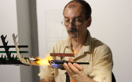 Artysta przy palniku