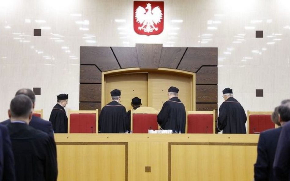 9 grudnia - Polski Trybunał Konstytucyjny na wniosek posłów, Rzecznika Praw Obywatelskich, Krajowej 