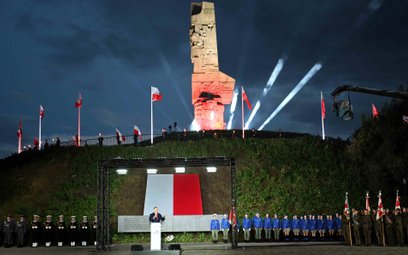 Prezydent przemawia przed Pomnikiem Obrońców Wybrzeża na Westerplatte