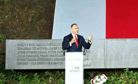 Prezydent przemawia przed Pomnikiem Obrońców Wybrzeża na Westerplatte