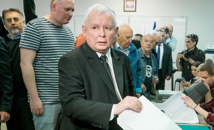 Sondaż: Duża przewaga PiS nad KO, Konfederacja nad progiem
