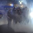 Członkowie grupy rekonstrukcyjnej odtwarzają starcie oddziałów ZOMO i MO z manifestacją solidarności