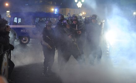 Członkowie grupy rekonstrukcyjnej odtwarzają starcie oddziałów ZOMO i MO z manifestacją solidarności