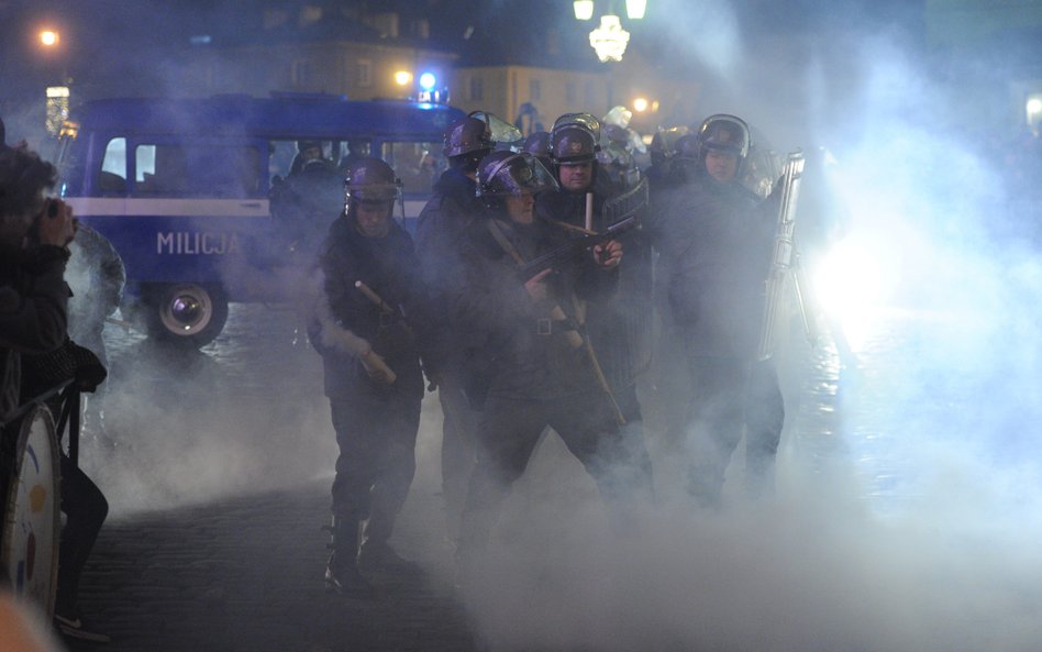 Członkowie grupy rekonstrukcyjnej odtwarzają starcie oddziałów ZOMO i MO z manifestacją solidarności