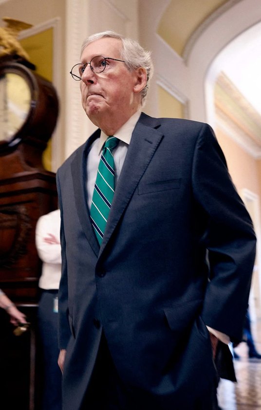 81-letni senator Mitch McConnell