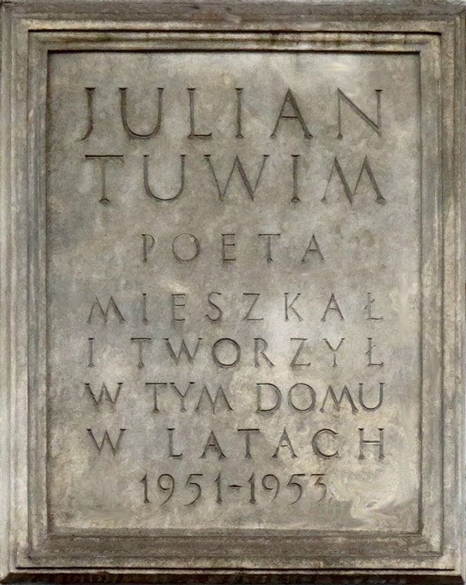 Tablica na frontonie kamienicy informuje o ty, że Julian Tuwim mieszkał pod tym adresem przez dwa la