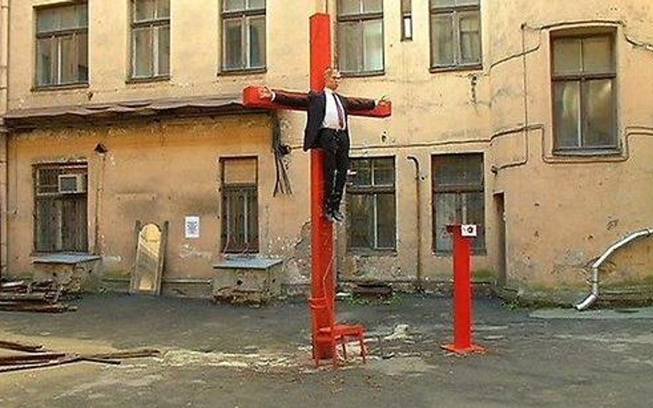 Putin zawisł na krzyżu w Rydze