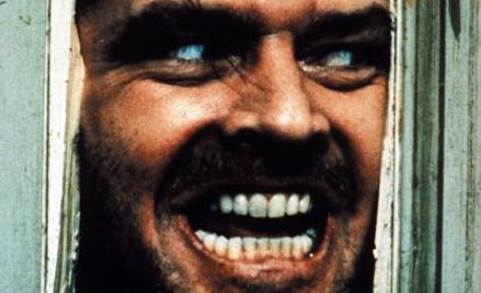 Jack Nicholson biegający z siekierą w poszukiwaniu ofiar odgrywa karykaturę seryjnego mordercy...