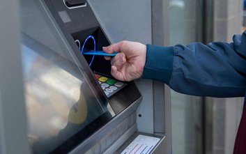 Oszukiwał „na BLIK”, wpadł w mig. Policja aresztowała 17-latka