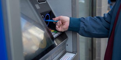 Oszukiwał „na BLIK”, wpadł w mig. Policja aresztowała 17-latka