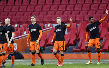 Holendrzy na boisko przed meczem z Łotwą wyszli w koszulkach z napisem „Futbol wspiera zmiany”