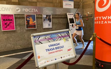 Wbiegamy do gmachu PKiN