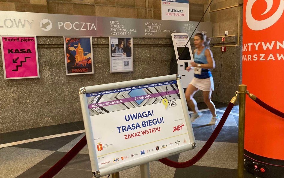 Wbiegamy do gmachu PKiN