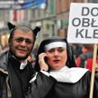 Doba w sutannie z wypożyczalni – 50 zł. I już można walczyć z katotalibanem. Na zdjęciu demonstracja