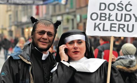 Doba w sutannie z wypożyczalni – 50 zł. I już można walczyć z katotalibanem. Na zdjęciu demonstracja