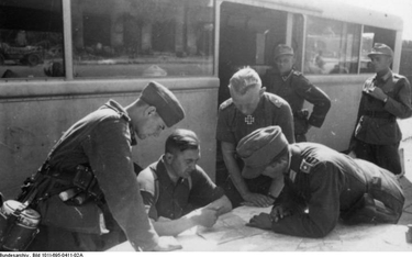 Pacyfikacją Woli dowodził SS-Gruppenführer Heinz Reinefarth (pośrodku z Krzyżem Żelaznym).
