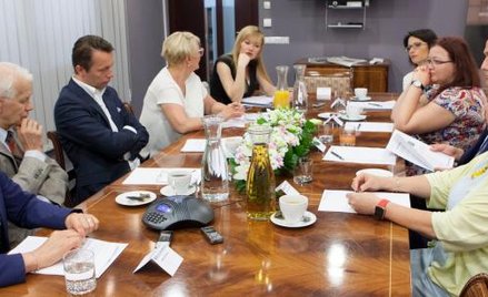 W dyskusji wzięli udział: Marzena Janus, pacjentka, prof. dr hab. Wiesław Jędrzejczak, hematoonkolog