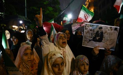 Uczestnicy antyamerykańskiego i antyizraelskiego wiecu w Teheranie