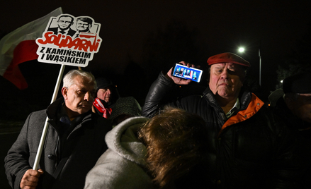 Uczestnicy manifestacji przed Aresztem Śledczym w Radomiu W placówce przebywa były szef MSWiA Marius
