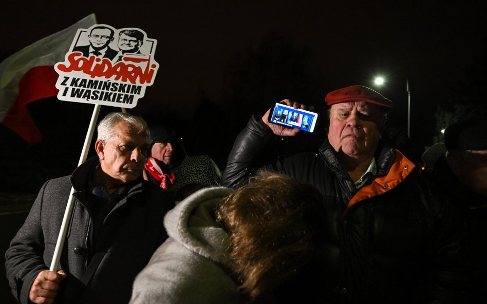 Uczestnicy manifestacji przed Aresztem Śledczym w Radomiu W placówce przebywa były szef MSWiA Marius