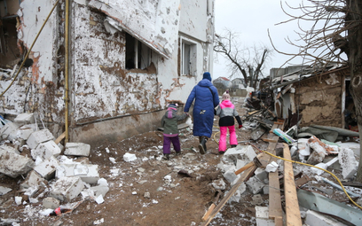 Zniszczenia po rosyjskim ataku rakietowym w miejscowości Glewacha niedaleko Kijowa