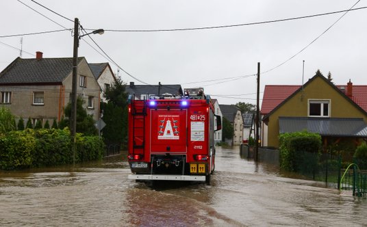 Niewielki strumień Lubrzanka zalał część miejscowości Lubrza koło Prudnika