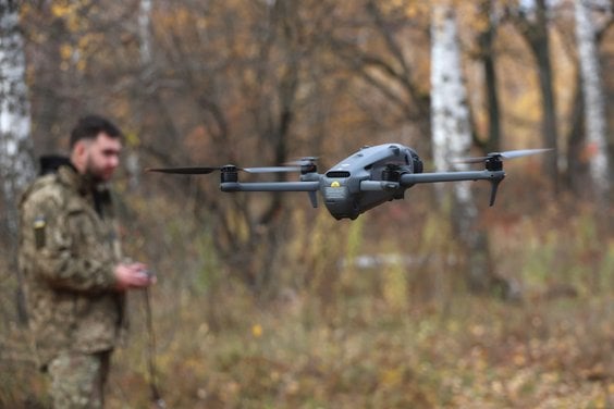 Operator drona podczas testów w obwodzie charkowskim