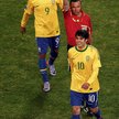 Rozbawiony czerwoną kartką Kaka, z tyłu strzelec dwóch bramek Luis Fabiano