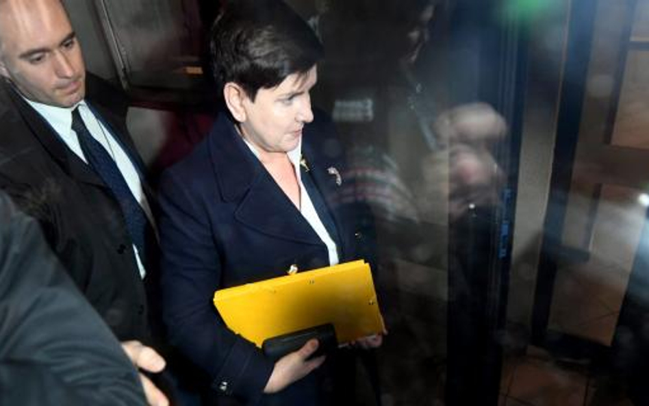 Premier Beata Szydło (na zdjęciu w drodze na spotkanie kierownictwa PiS) na razie zaproponowała kilk