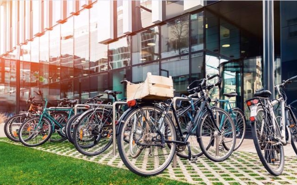 Parkingi dla rowerzystów pod biurowcami mają zachęcać pracowników do korzystania z tego środka trans