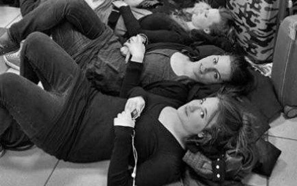 Pasażerowie uwięzieni na lotniskach