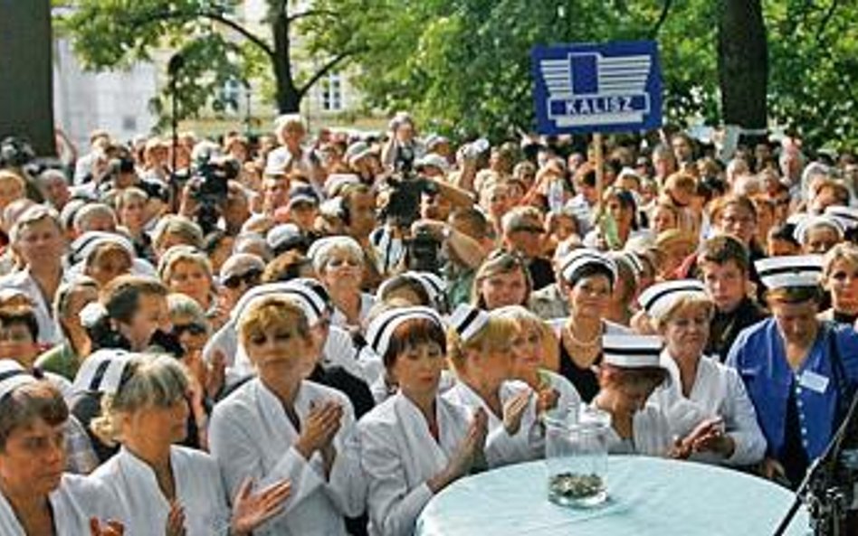 „Rz” ustaliła, że rząd chce zawrzeć ze związkami układ obowiązujący przynajmniej do końca kadencji. 