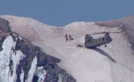 USA: Spektakularna akcja ratunkowa. Śmigłowiec na zboczu wulkanu