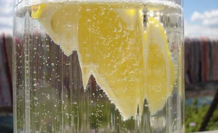 Szprycer z dodatkiem cytryny (By Birke: (Own work) [GFDL (http://www.gnu.org/copyleft/fdl.html) or C