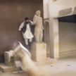 Screen z filmu, na którym widać islamistów niszczących dzieła sztuki