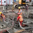 Robotnicy na terenie budowy tunelu średnicowego w Łodzi