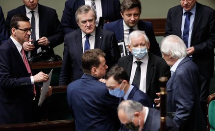 Jarosław Kaczyński w otoczeniu członków rządu
