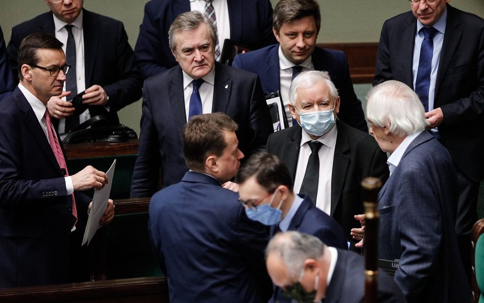 Jarosław Kaczyński w otoczeniu członków rządu
