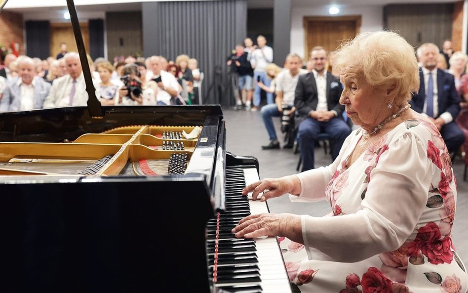 95-letnia Lidia Grychtołówna ćwiczy co najmniej dwie godziny dziennie, a występ na żywo ceni bardzie